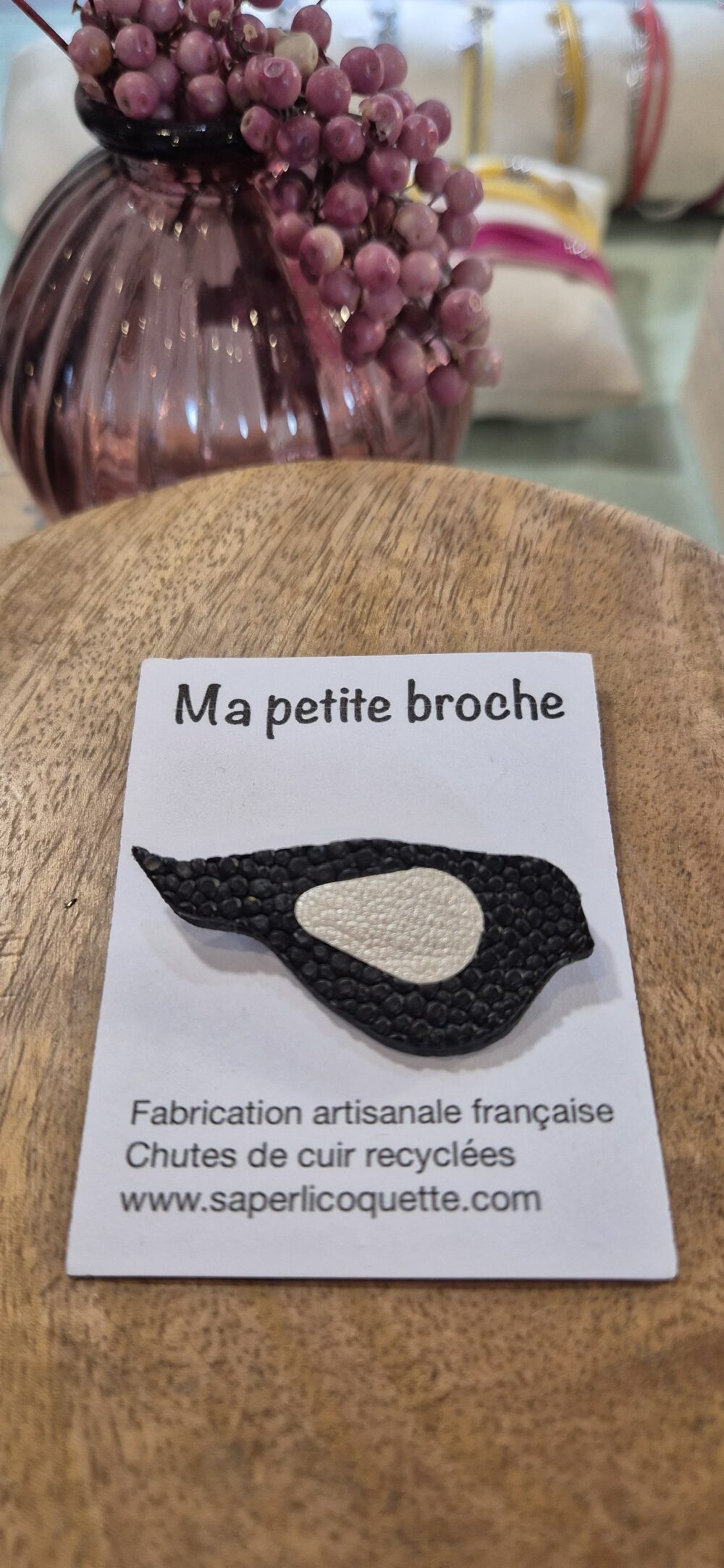 Broche en cuir recyclé "Oiseau" – Un accessoire unique et éco-responsable – Image 3