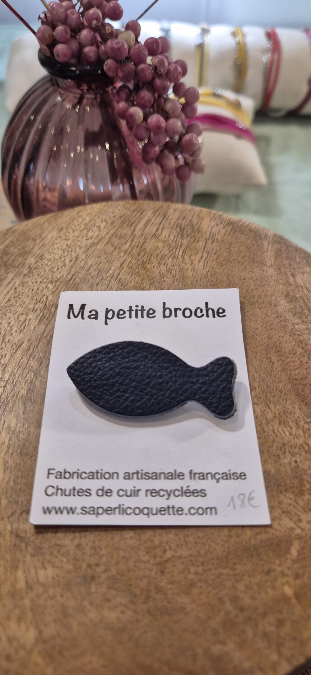 Broche en cuir recyclé "Poisson" – Un accessoire unique et éco-responsable – Image 4