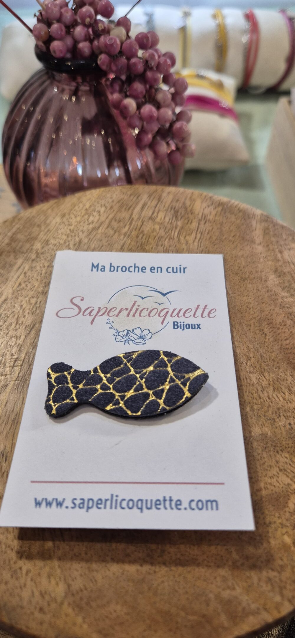 Broche en cuir recyclé "Poisson" – Un accessoire unique et éco-responsable – Image 2