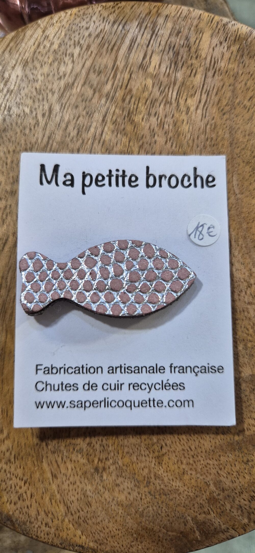 Broche en cuir recyclé "Poisson" – Un accessoire unique et éco-responsable – Image 3