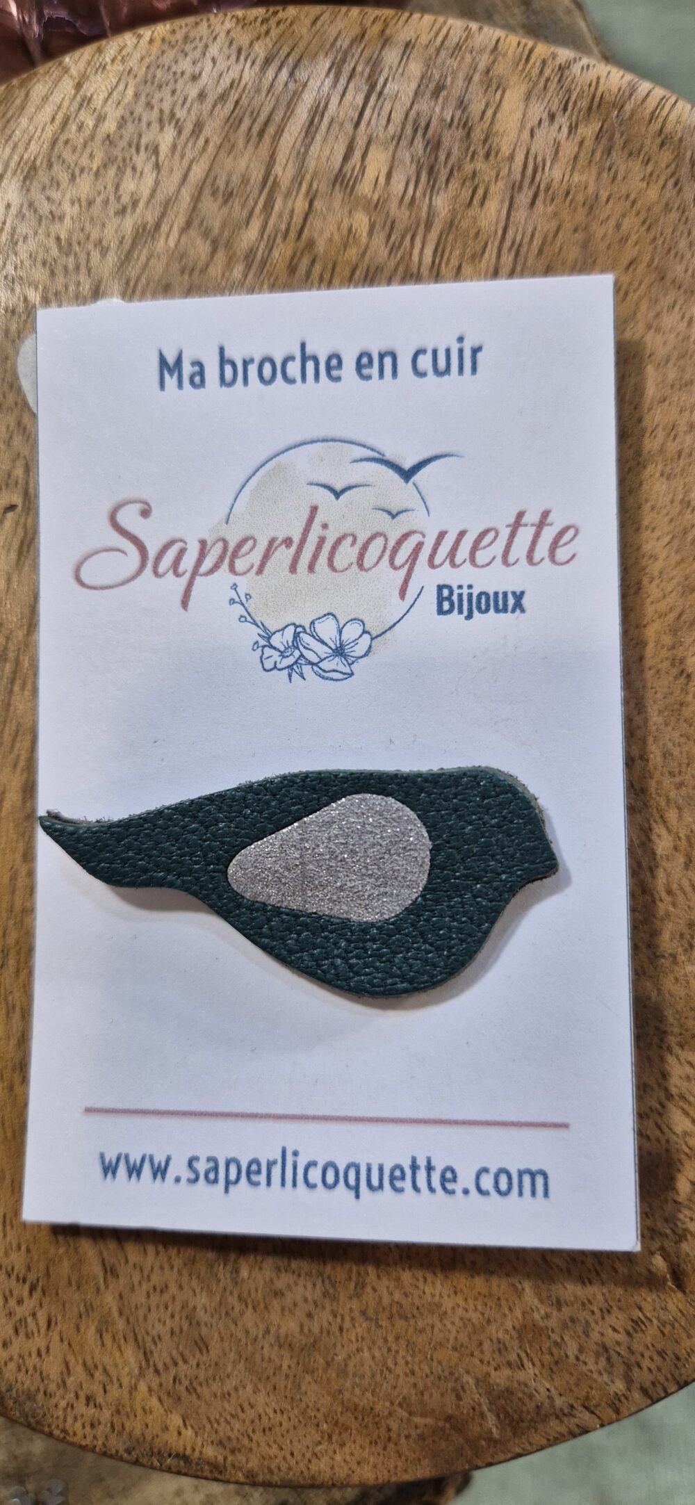 Broche en cuir recyclé "Oiseau" – Un accessoire unique et éco-responsable – Image 4