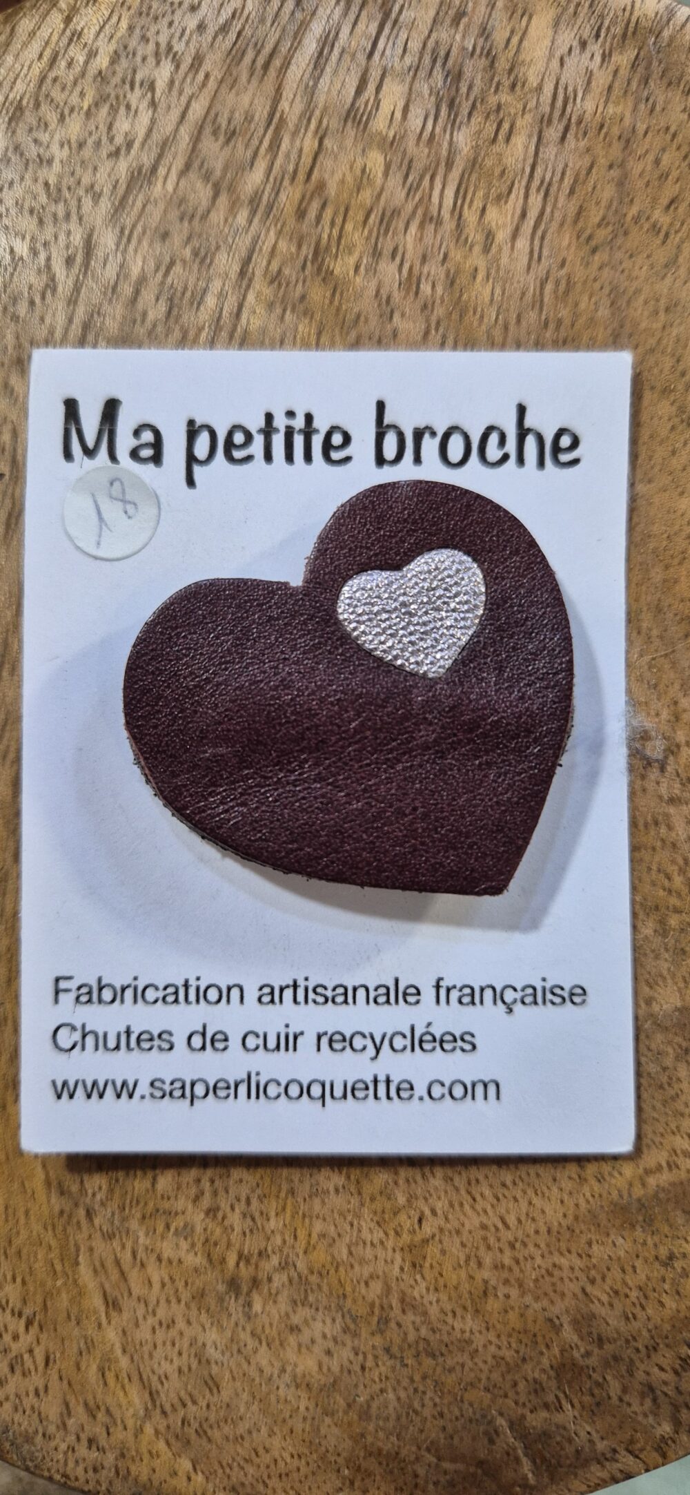 Broche en cuir recyclé "Coeur" – Un accessoire unique et éco-responsable – Image 2